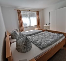 Ferienwohnung Schlafzimmer Schrank Bett (3)