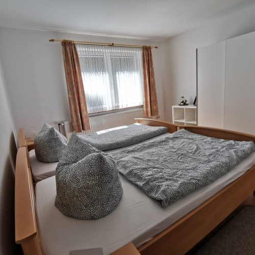 Ferienwohnung Schlafzimmer Schrank Bett (3)